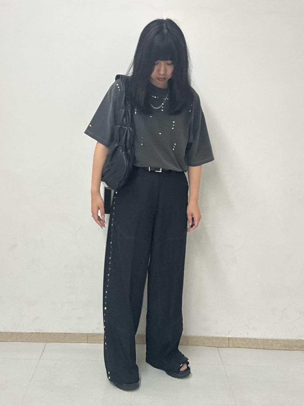 MANAさんの「tk.TAKEO KIKUCHI｜ヴィンテージライクスタッズTシャツ」を使ったコーディネート