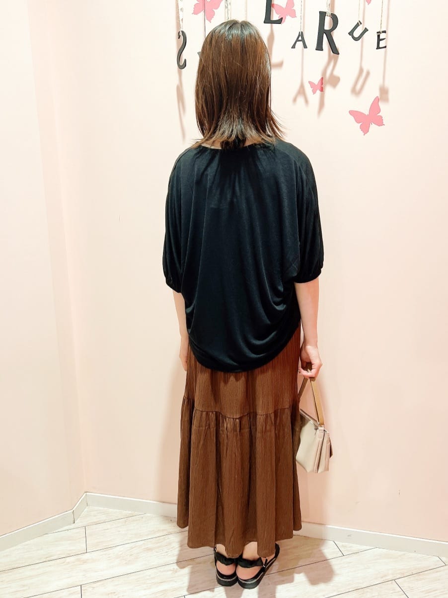 Muuさんの「SHOO･LA･RUE｜【S-LL】後ろ姿も抜かりなく 1枚でサマ見え ティアードワンピース」を使ったコーディネート