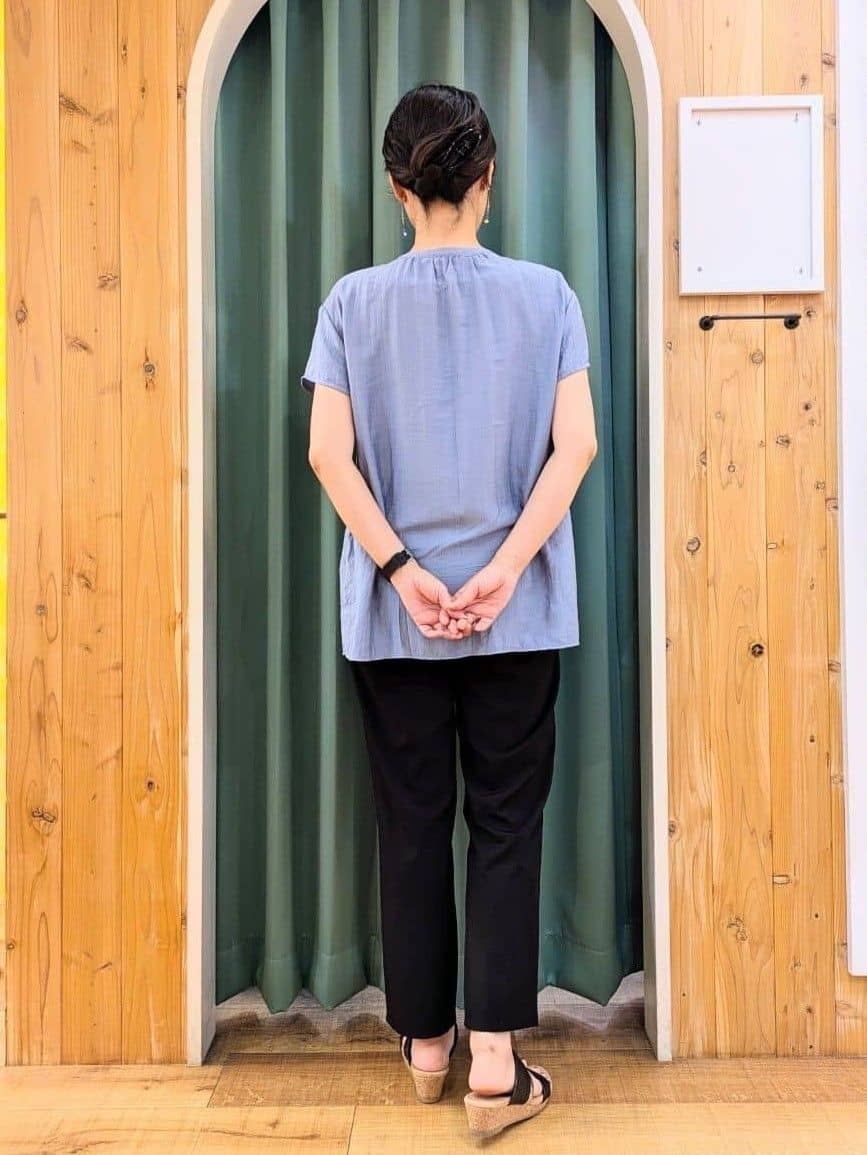 ショーコラさんの「SHOO･LA･RUE｜【S-LL/ひんやり】インせず決まる タックプリーツシャツ」を使ったコーディネート