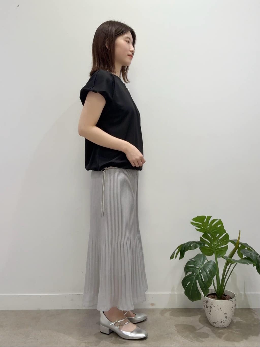 Suma Una本部スタッフさんの「SunaUna｜◆【フェイクパール付】フラワーモチーフショートネックレス」を使ったコーディネート