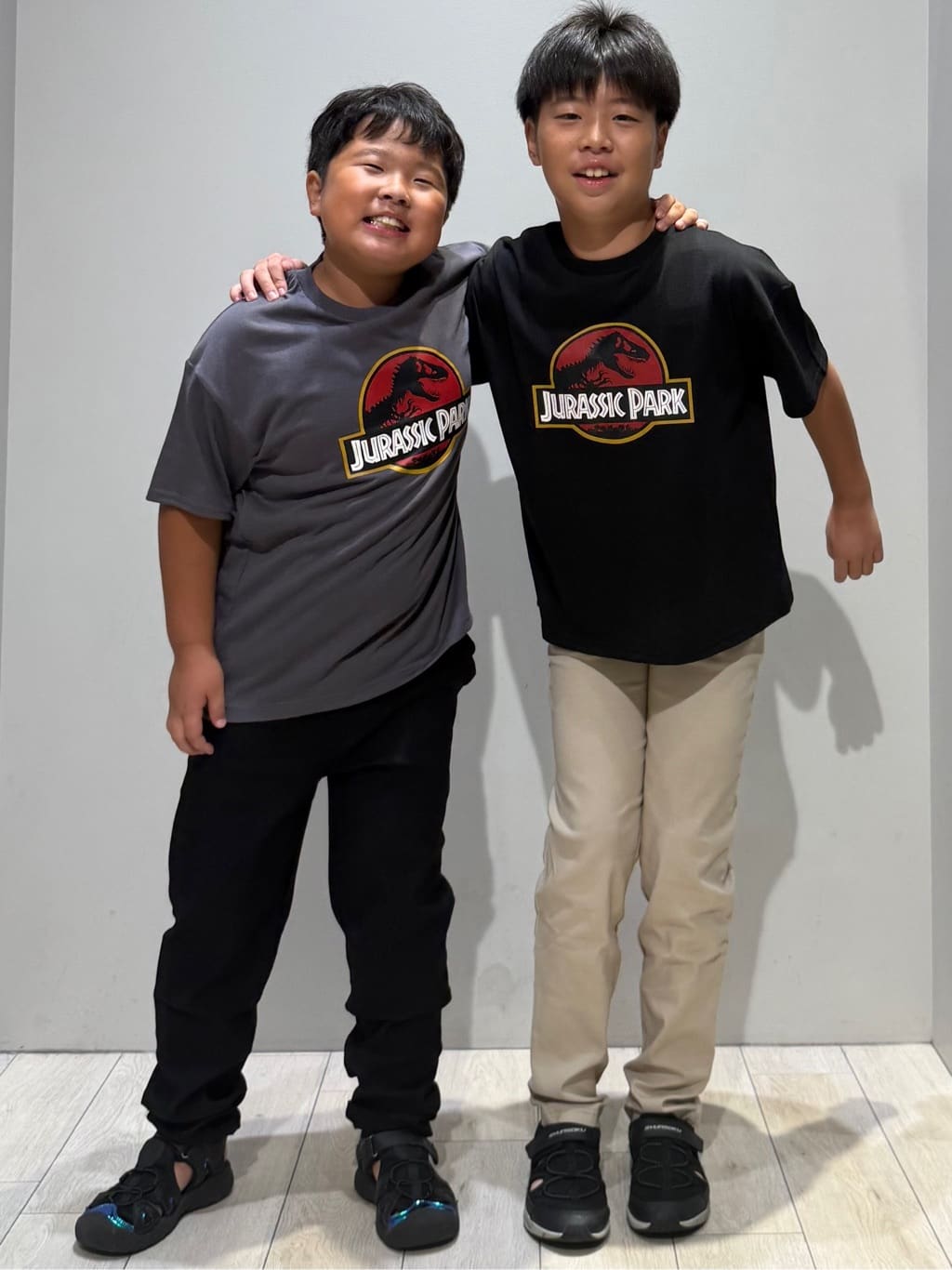 kuboさんの「THE SHOP TK｜【110-160】ジュラシック・パークT」を使ったコーディネート