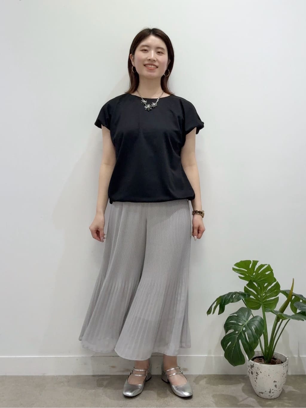 Suma Una本部スタッフさんの「SunaUna｜◆【フェイクパール付】フラワーモチーフショートネックレス」を使ったコーディネート