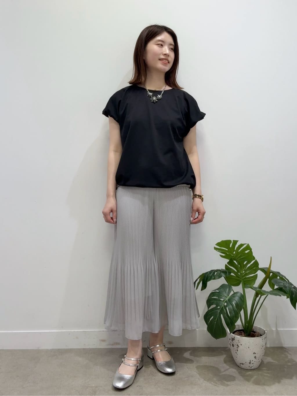 Suma Una本部スタッフさんの「SunaUna｜◆【フェイクパール付】フラワーモチーフショートネックレス」を使ったコーディネート