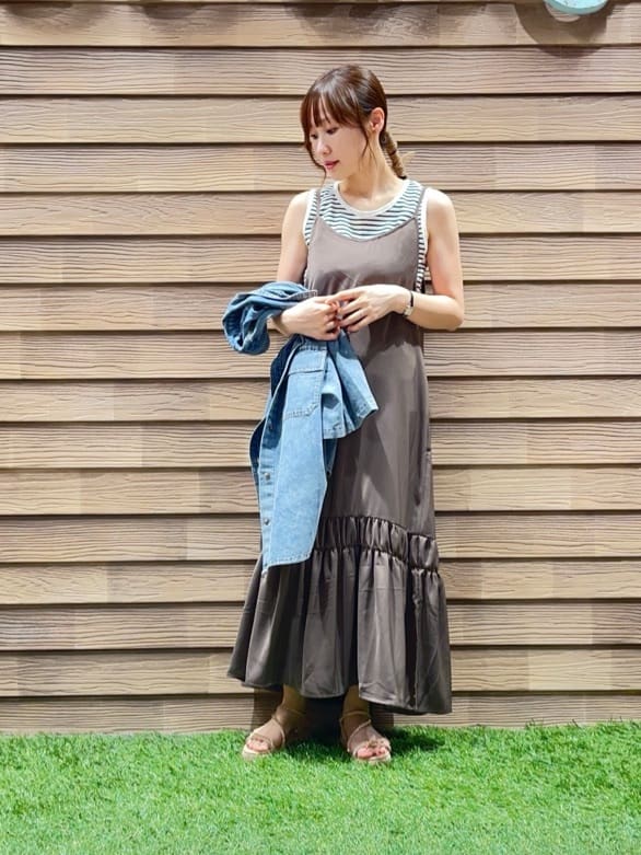 himiさんの「SHOO･LA･RUE｜【ひんやり】シャーリングがアクセントに 大人のデザインキャミワンピース」を使ったコーディネート