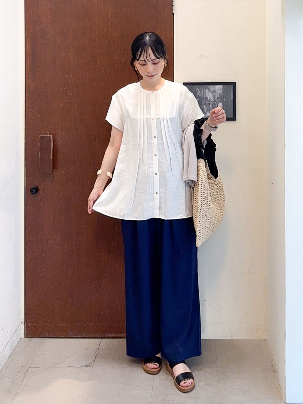 𝐇𝐢𝐫𝐨𝐦𝐢さんの「SHOO･LA･RUE｜【S-LL/ひんやり/UV】手の甲まで隠れる トッパーカーディガン」を使ったコーディネート