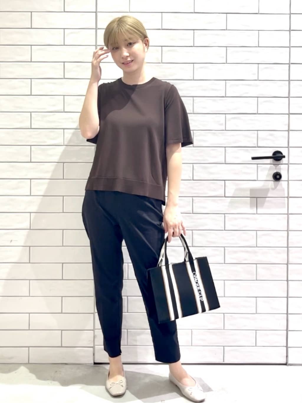 しおりさんの「OPAQUE.CLIP｜麻混ハイストレッチイージースティックパンツ【洗濯機洗い可】」を使ったコーディネート