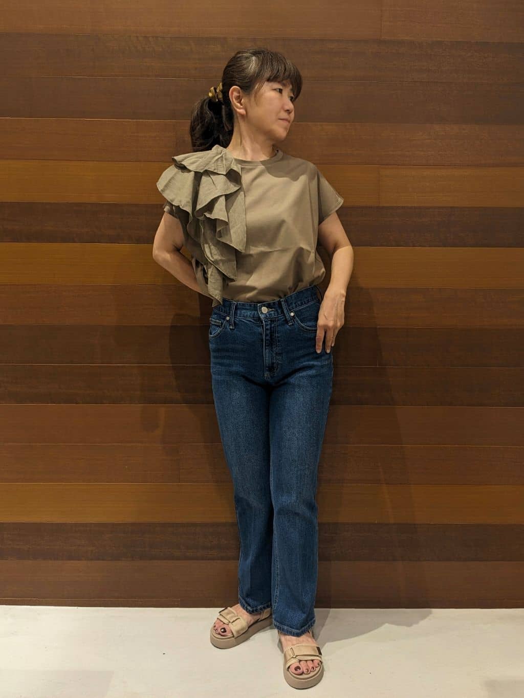 momoさんの「OPAQUE.CLIP｜ショルダーフリルドッキングカットソー【洗濯機洗い可】」を使ったコーディネート