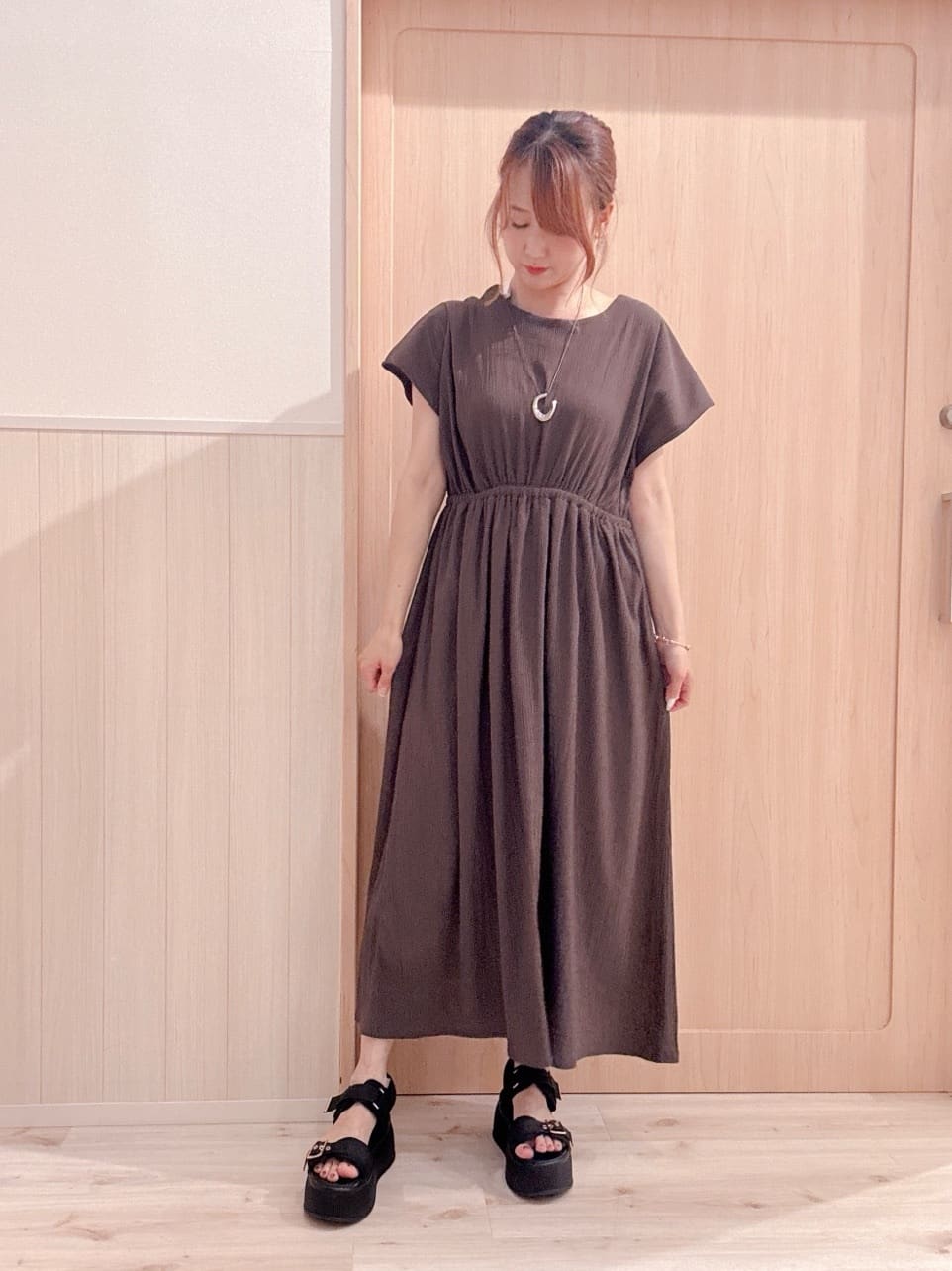 モカさんの「SHOO･LA･RUE｜【前後2WAY】さらりと大人上品に 楊柳フレンチワンピース」を使ったコーディネート