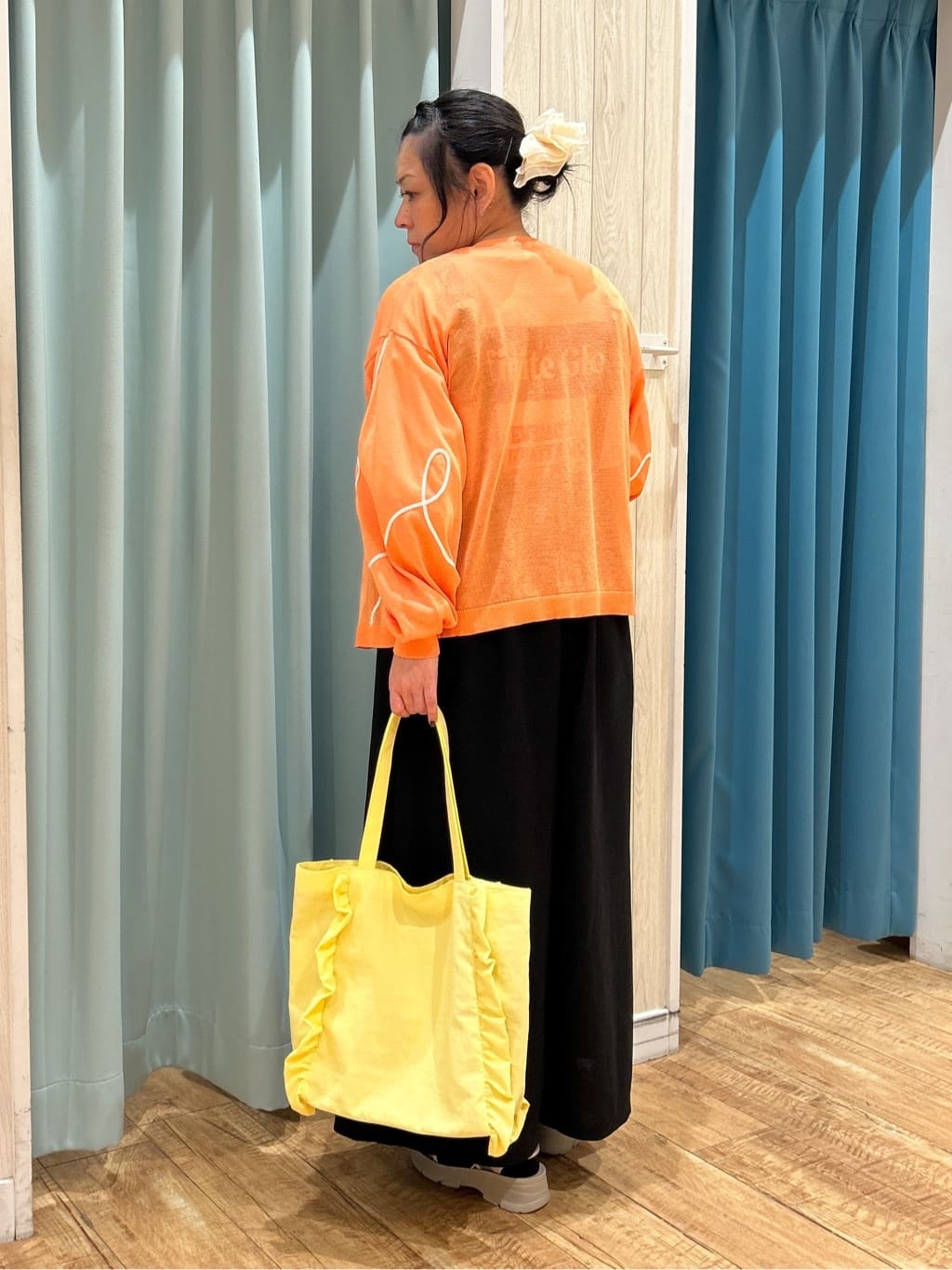 わかさんの「SHOO･LA･RUE｜ニュアンスデザインがこなれ見え 刺繍デザイン シアーカーディガン」を使ったコーディネート