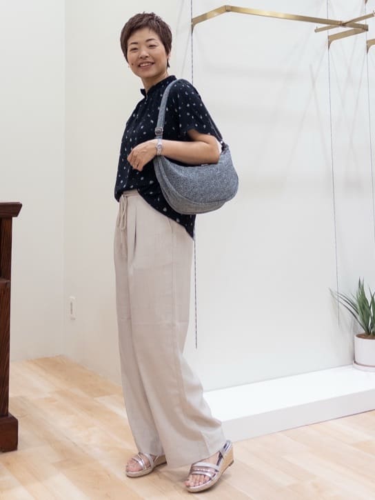 シュウコさんの「grove｜ロープベルトで差がつく 洗練リラックスパンツ」を使ったコーディネート