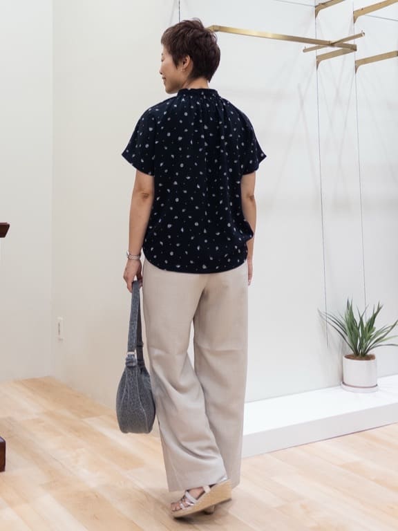 シュウコさんの「grove｜ロープベルトで差がつく 洗練リラックスパンツ」を使ったコーディネート