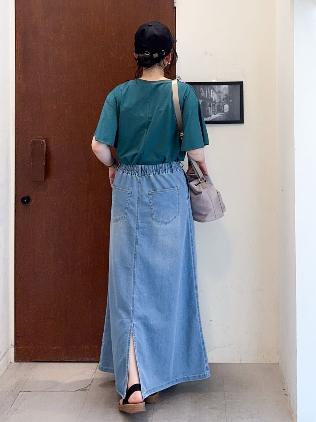 𝐇𝐢𝐫𝐨𝐦𝐢さんの「SHOO･LA･RUE｜アンクルゴムフラットサンダル」を使ったコーディネート