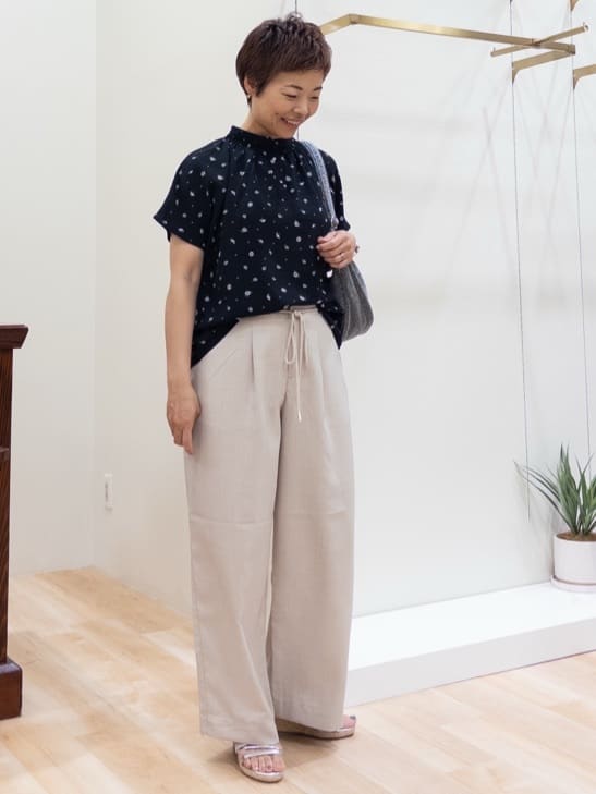 シュウコさんの「grove｜ロープベルトで差がつく 洗練リラックスパンツ」を使ったコーディネート