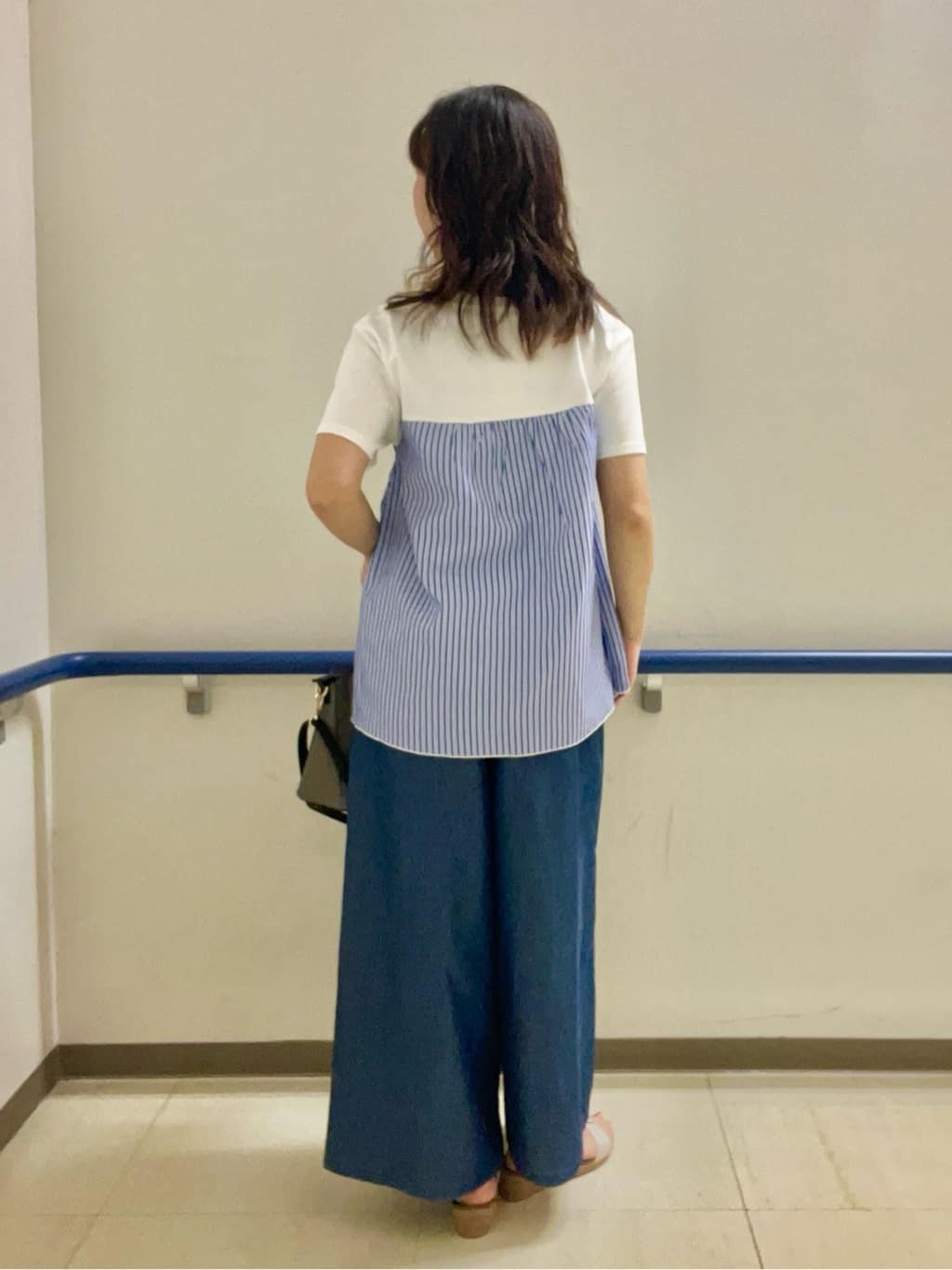 あもさんの「SHOO･LA･RUE｜【洗える/S-LL/ひんやり】金ボタンがアクセント　大人のデニムガウチョパンツ」を使ったコーディネート