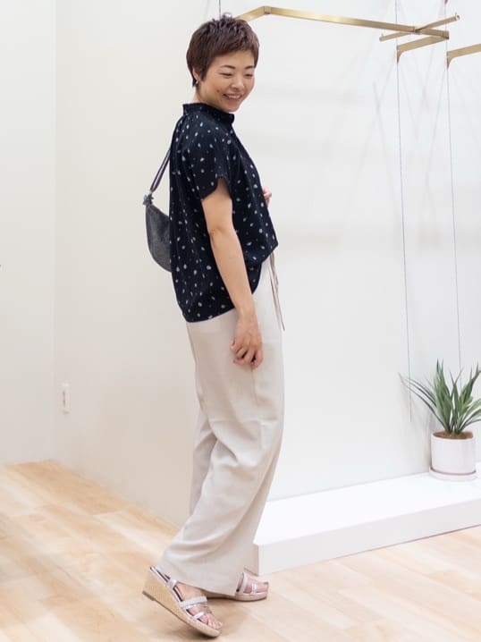 シュウコさんの「grove｜ロープベルトで差がつく 洗練リラックスパンツ」を使ったコーディネート