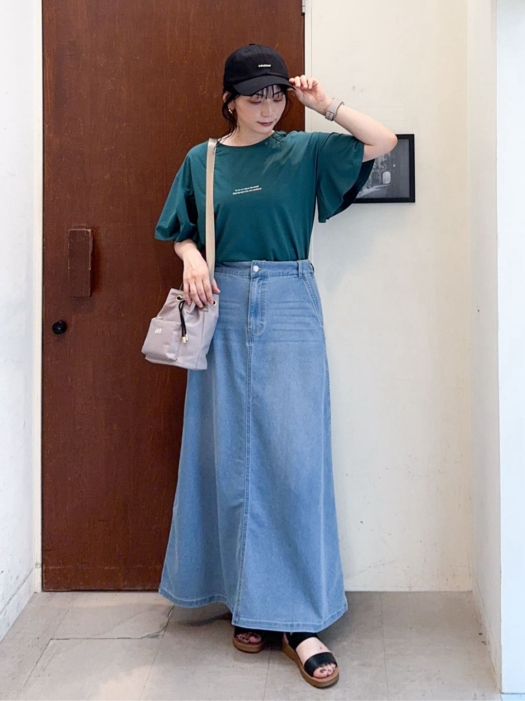 𝐇𝐢𝐫𝐨𝐦𝐢さんの「SHOO･LA･RUE｜アンクルゴムフラットサンダル」を使ったコーディネート