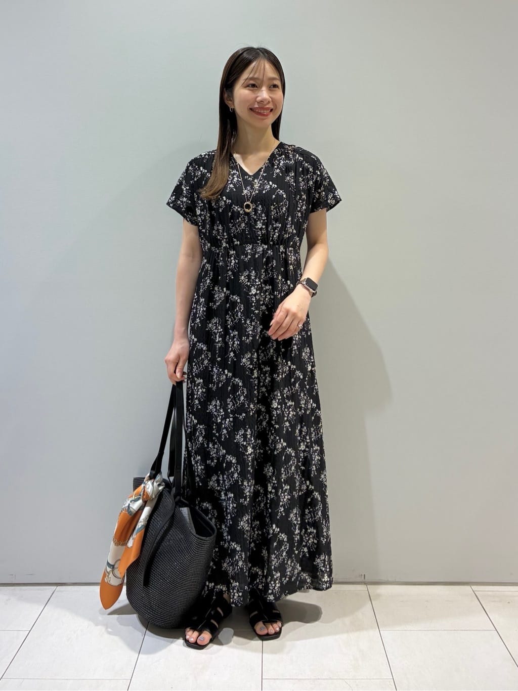 KAOさんの「INDIVI｜【60cm四方】スクエアスカーフ」を使ったコーディネート