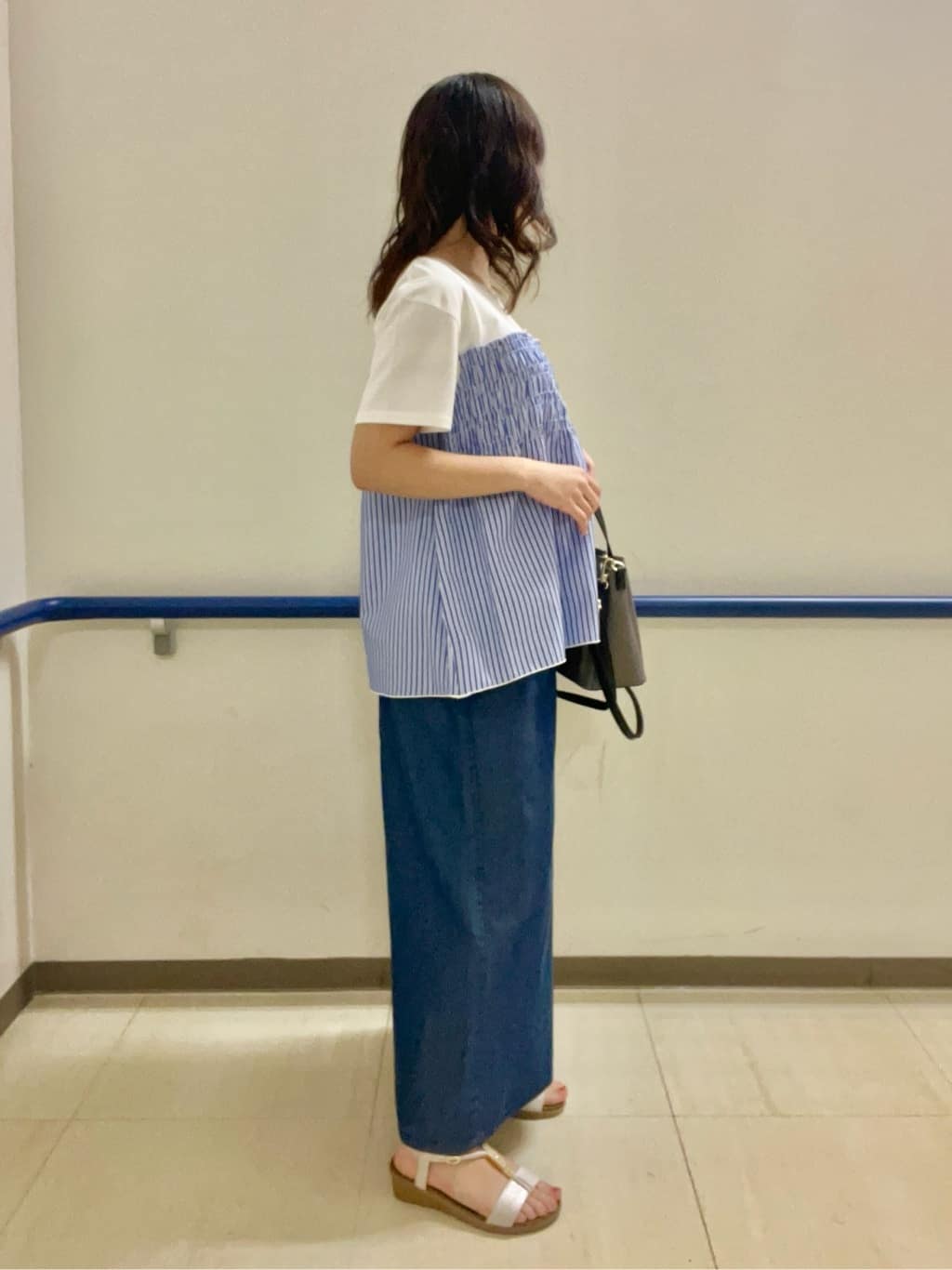 あもさんの「SHOO･LA･RUE｜【洗える/S-LL/ひんやり】金ボタンがアクセント　大人のデニムガウチョパンツ」を使ったコーディネート