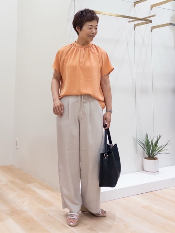 シュウコさんの「grove｜ロープベルトで差がつく 洗練リラックスパンツ」を使ったコーディネート
