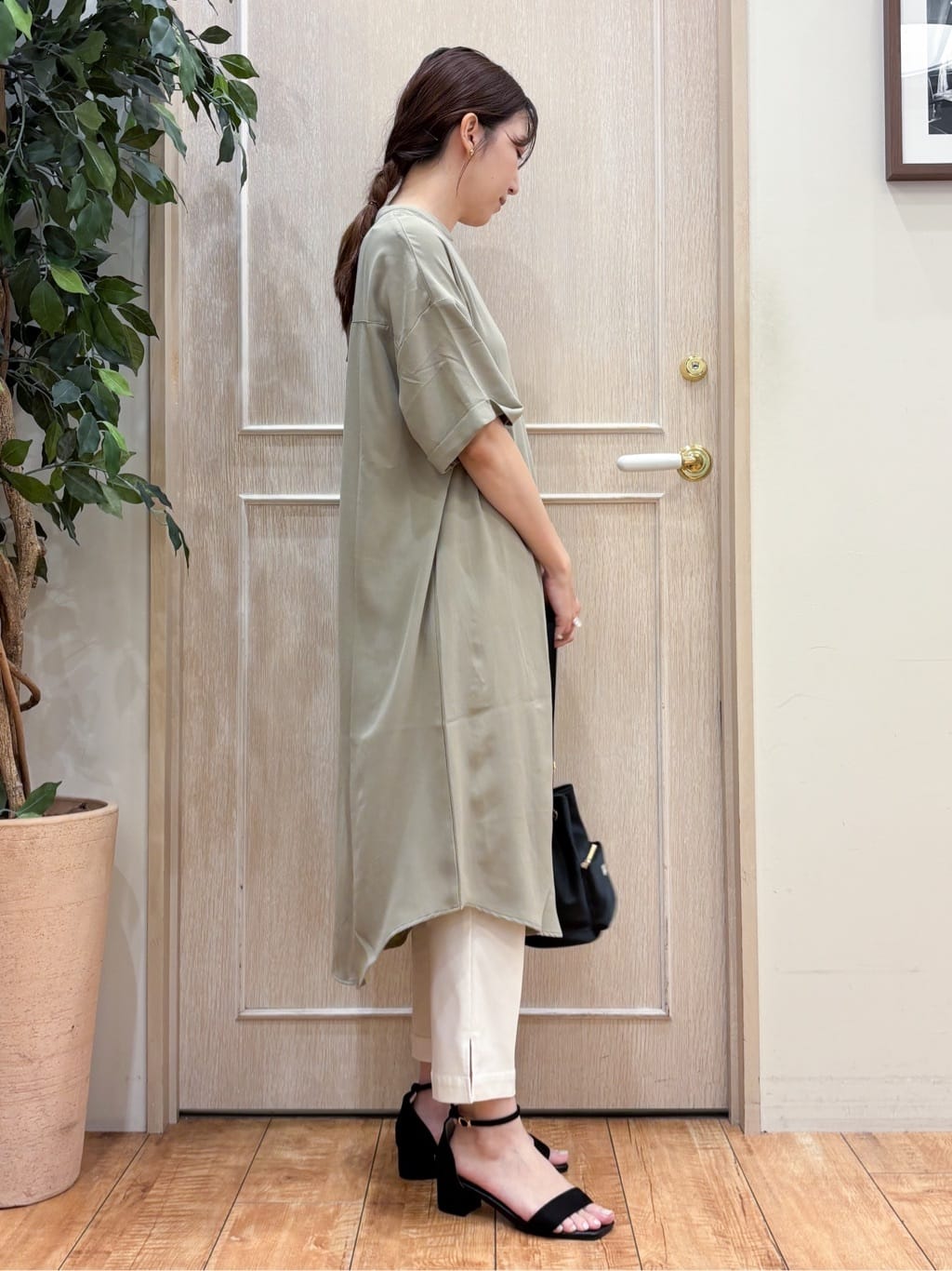 なみさんの「SHOO･LA･RUE｜【S-LL/洗濯後しわになりにくい/体型カバー】後ろ姿もサマになる バックレースアップチュニック」を使ったコーディネート