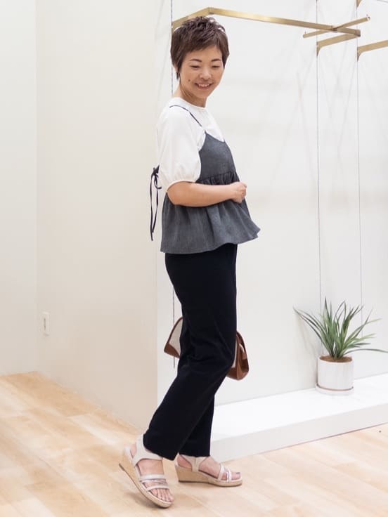 シュウコさんの「grove｜キレイも動きやすさも　美脚見えハイパーストレッチパンツ」を使ったコーディネート