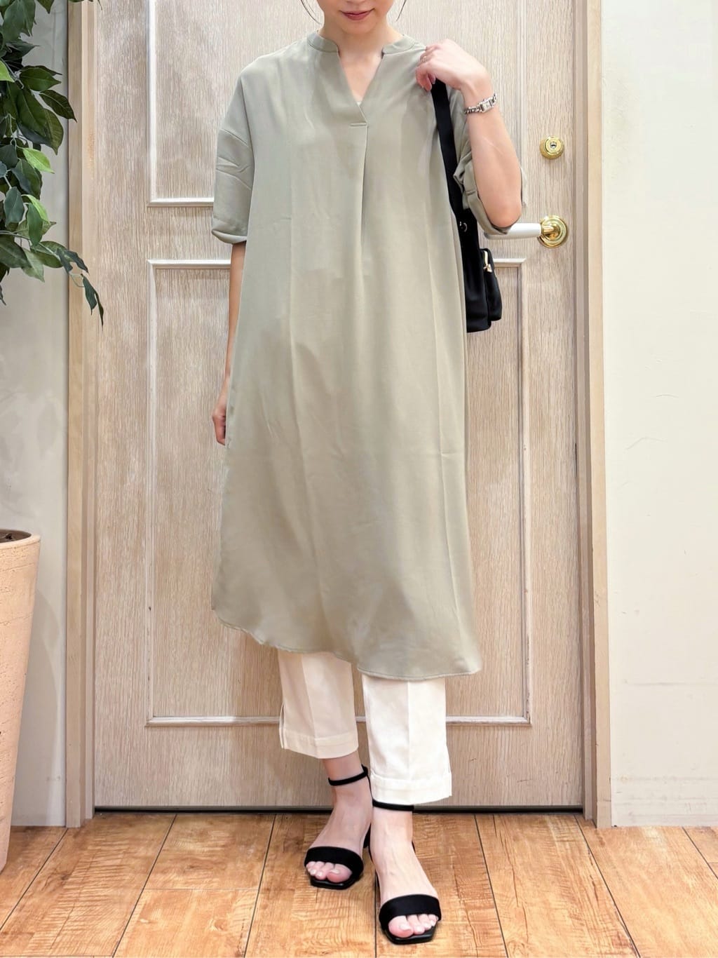 なみさんの「SHOO･LA･RUE｜【S-LL/洗濯後しわになりにくい/体型カバー】後ろ姿もサマになる バックレースアップチュニック」を使ったコーディネート