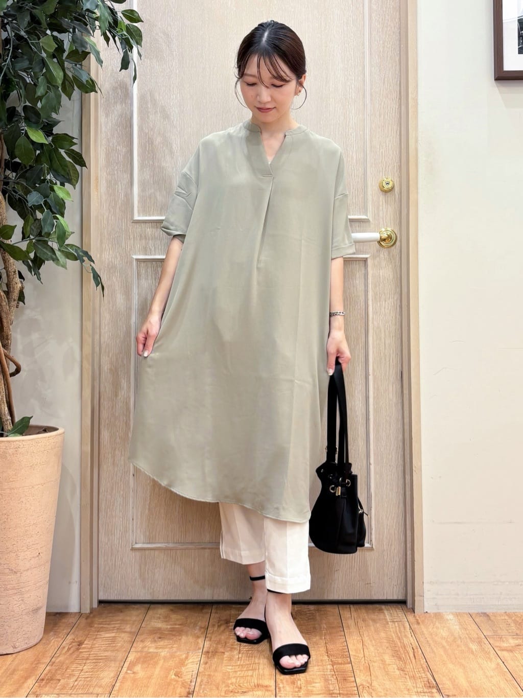 なみさんの「SHOO･LA･RUE｜【S-LL/洗濯後しわになりにくい/体型カバー】後ろ姿もサマになる バックレースアップチュニック」を使ったコーディネート