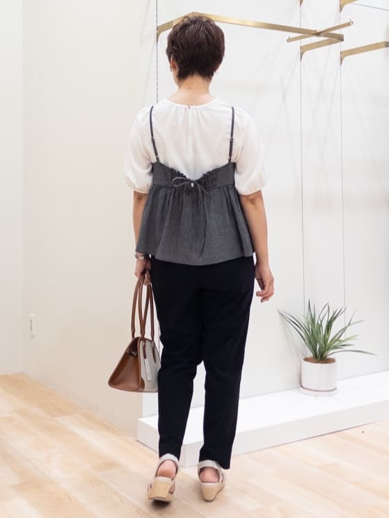シュウコさんの「grove｜キレイも動きやすさも　美脚見えハイパーストレッチパンツ」を使ったコーディネート