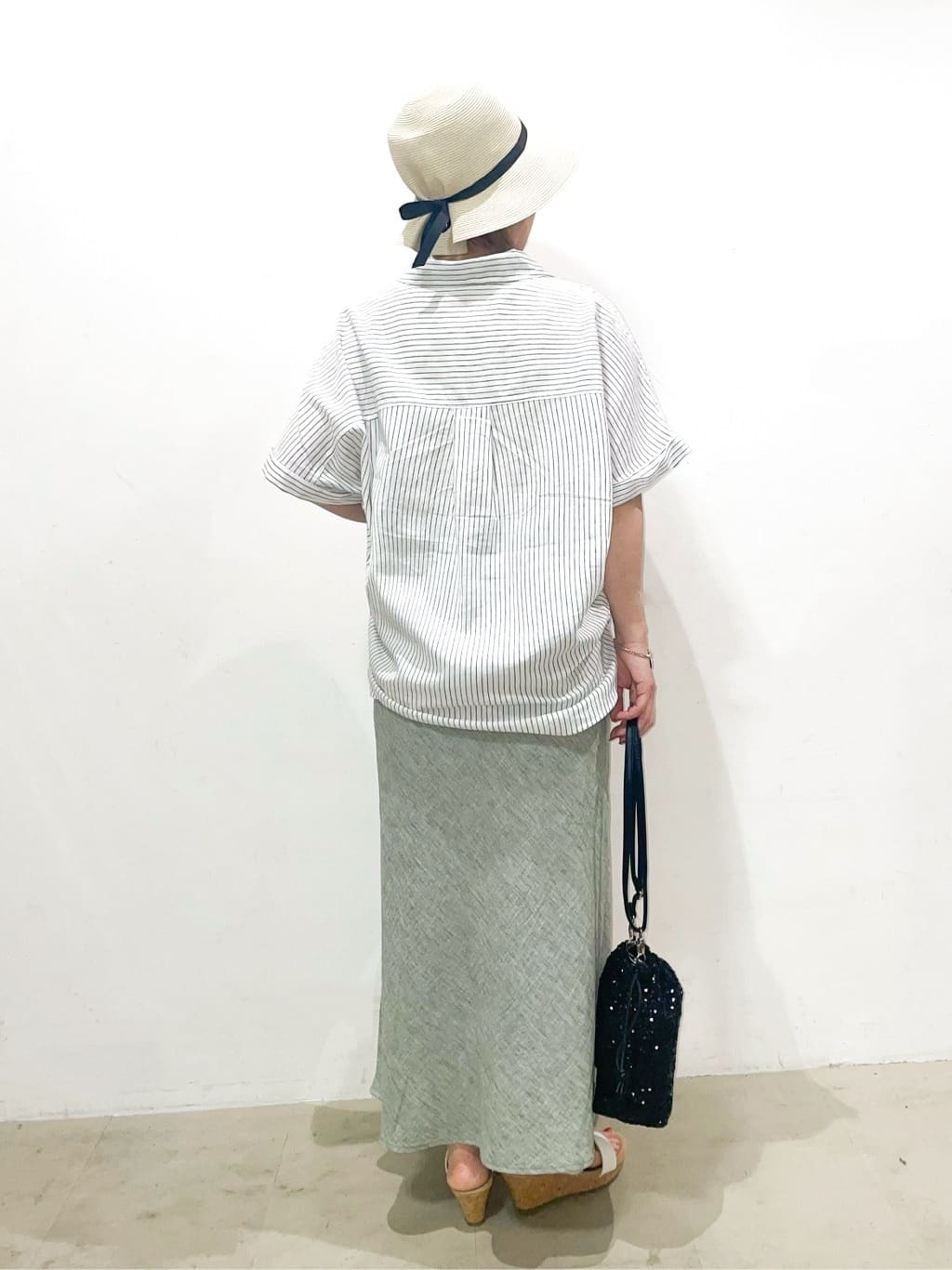 Ricoさんの「SHOO･LA･RUE｜【S-LL/UV/接触冷感/抗菌防臭】体型を自然にカバー フレンチリネンブレンド襟付ドルマンシャツ」を使ったコーディネート