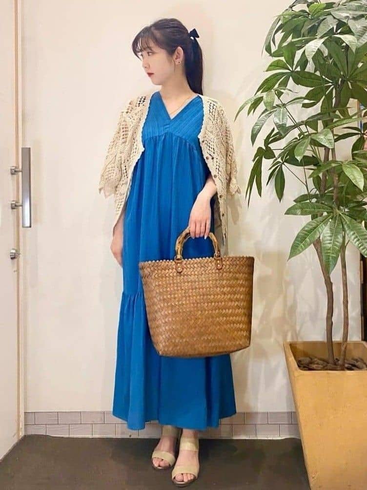 AYUMIさんの「SHOO･LA･RUE｜【S-LL】後ろ姿も抜かりなく 1枚でサマ見え ティアードワンピース」を使ったコーディネート