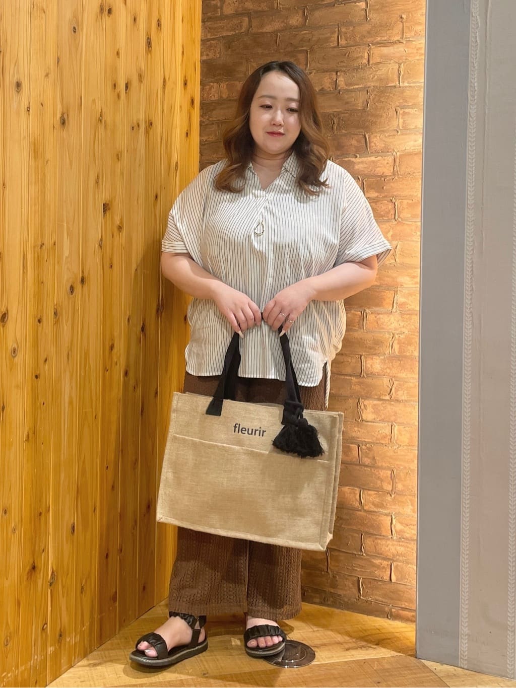 Risaさんの「SHOO･LA･RUE｜【S-LL/UV/接触冷感/抗菌防臭】体型を自然にカバー フレンチリネンブレンド襟付ドルマンシャツ」を使ったコーディネート