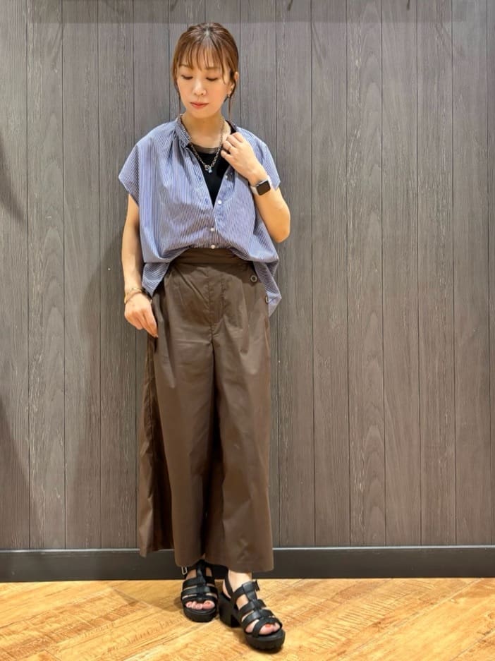 meiさんの「SHOO･LA･RUE｜【洗える/S-LL】プチフリル襟が女性らしい フレンチスリーブシャツ」を使ったコーディネート