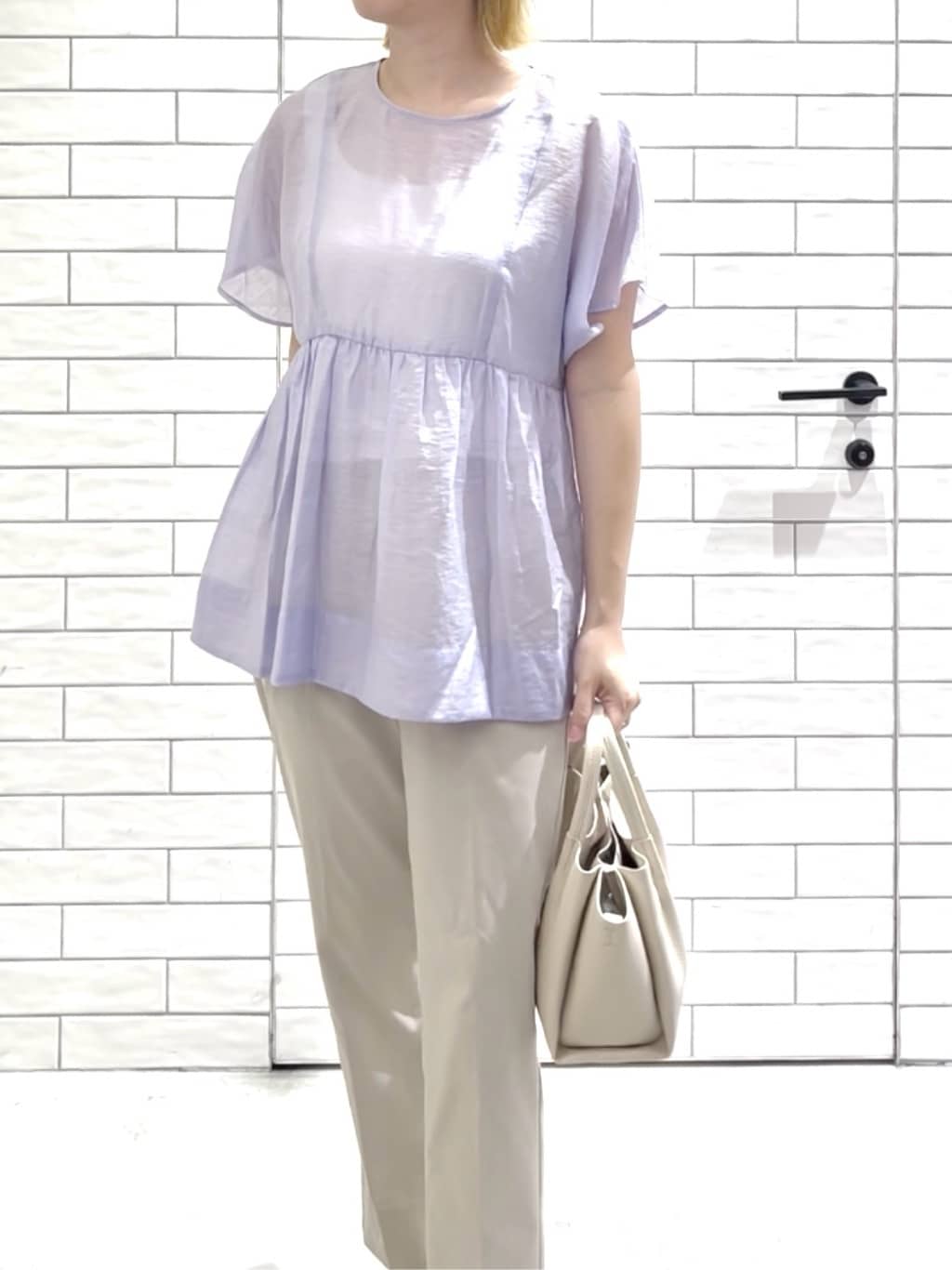 しおりさんの「OPAQUE.CLIP｜麻混シアーペプラムブラウス【洗濯機洗い可】」を使ったコーディネート