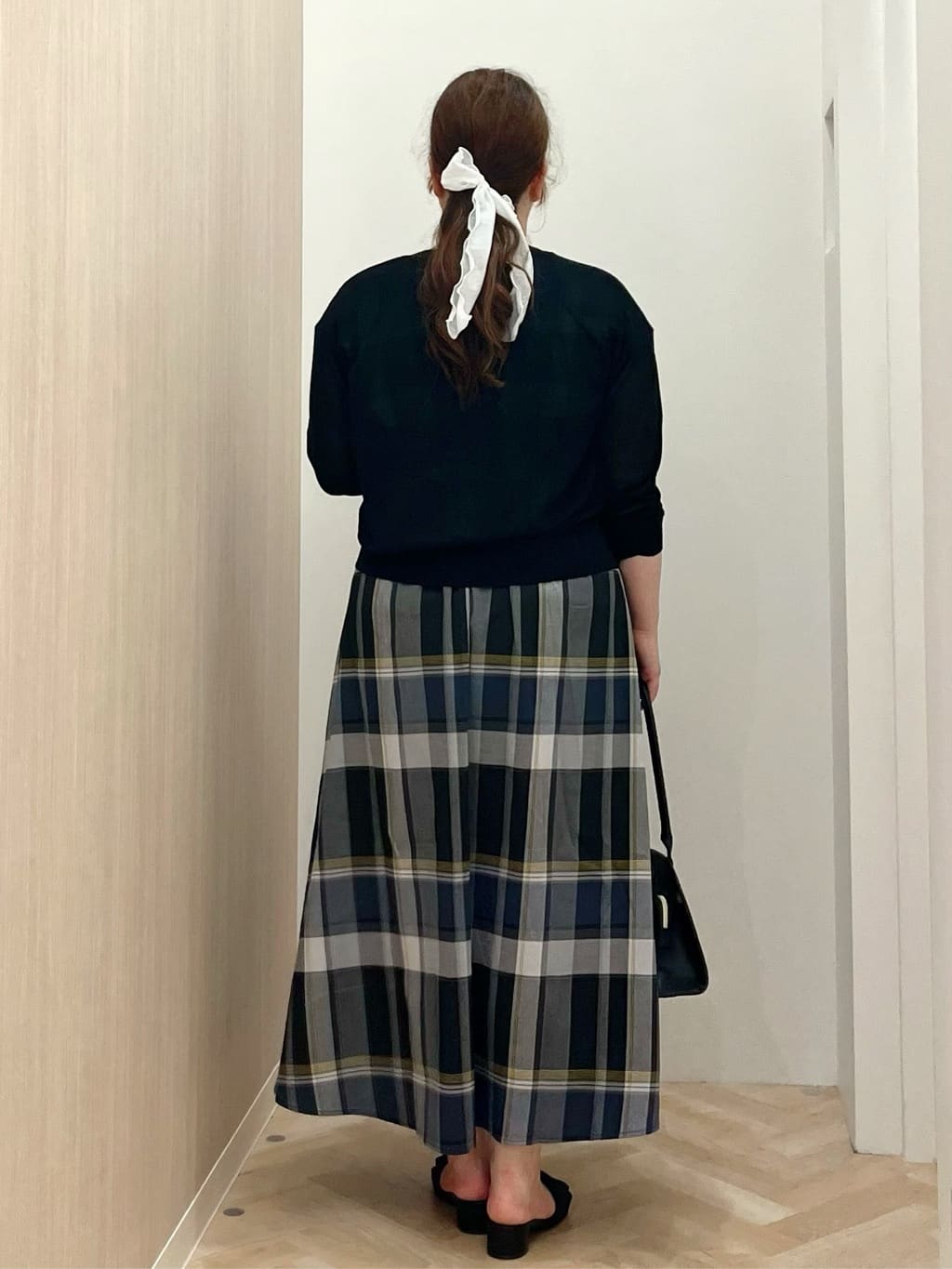 akariさんの「grove｜さっと二の腕カバー　大人な抜け感シアーラグランVネックカーデ」を使ったコーディネート