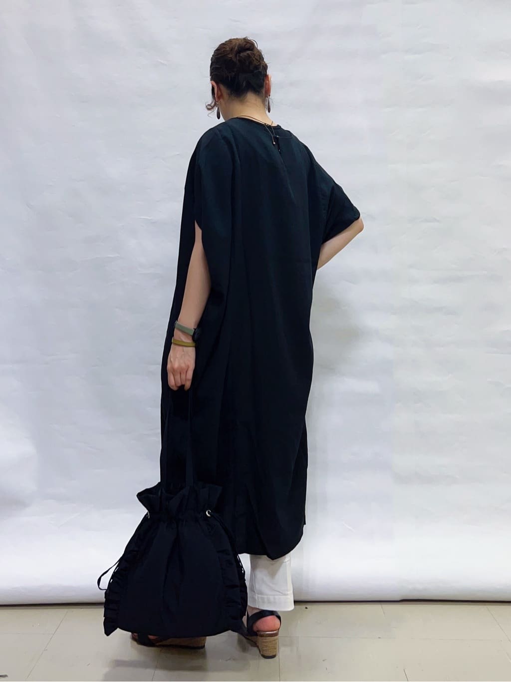 まっつんさんの「SHOO･LA･RUE｜【S-LL】楽にサマ見え コクーンシルエットの涼やかワンピース」を使ったコーディネート