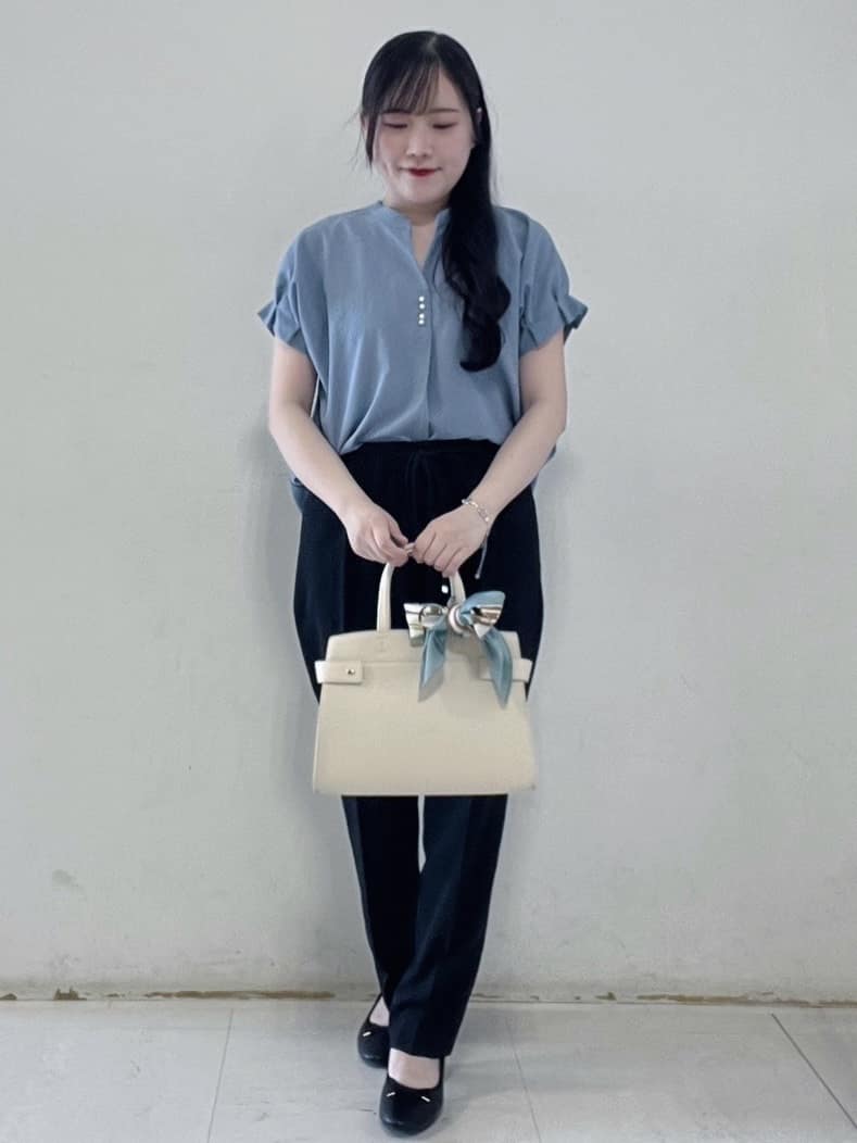 Hitomiさんの「index｜《7色展開／XS-LLサイズ》タックスリーブスキッパーブラウス【洗濯機洗い可／吸水速乾／抗ピル／防シ」を使ったコーディネート