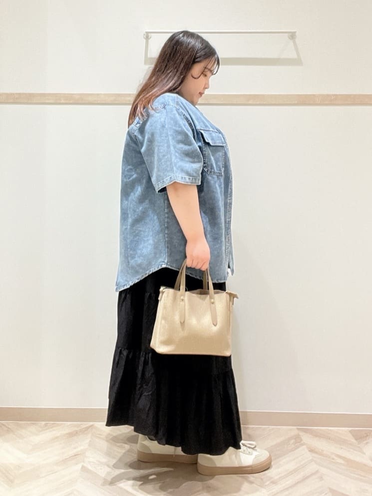 ゆめさんの「SHOO･LA･RUE｜【洗える/S-LL】微光沢で華やかなティアードスカート」を使ったコーディネート