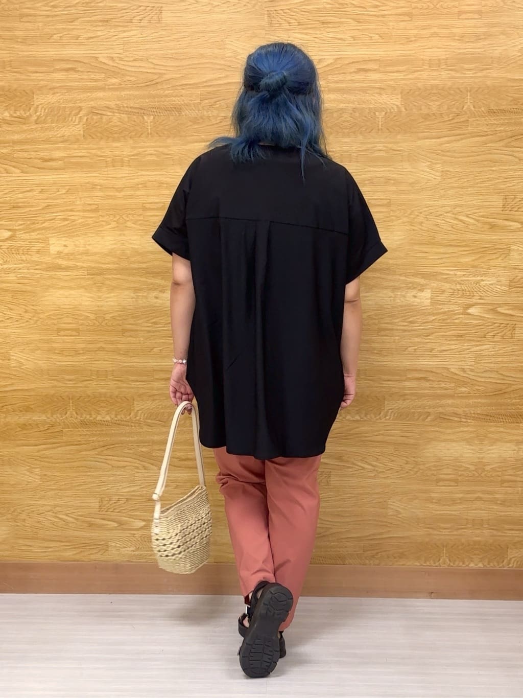 ぁむさんの「SHOO･LA･RUE｜【S-LL】さらりとしたタッチが上品見え ワンボタンデザイン トップス」を使ったコーディネート