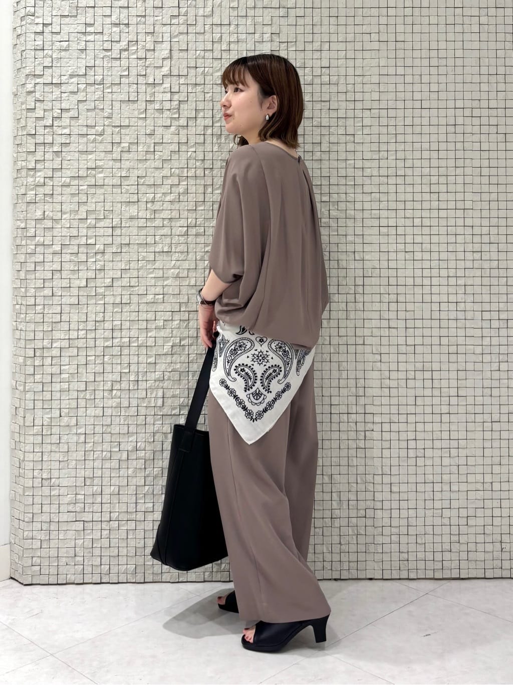 sakuさんの「INDIVI｜【体型カバー/SETUP可能】ジョーゼット　ドルマンブラウス」を使ったコーディネート