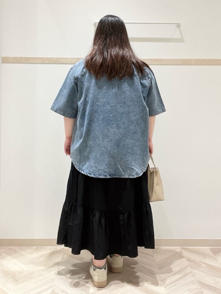 ゆめさんの「SHOO･LA･RUE｜【洗える/S-LL】微光沢で華やかなティアードスカート」を使ったコーディネート