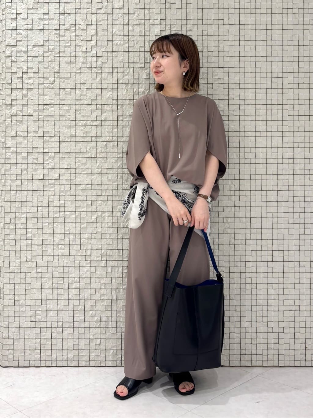 sakuさんの「INDIVI｜【体型カバー/SETUP可能】ジョーゼット　ドルマンブラウス」を使ったコーディネート