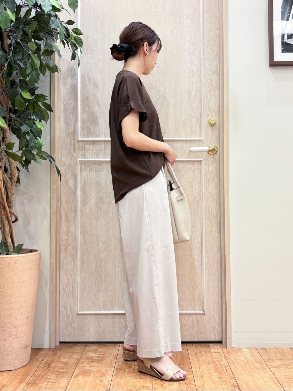 なみさんの「SHOO･LA･RUE｜【S-LL/セットアップ可/ひんやり】きちんと見えで上品 お袖タック スキッパーブラウス」を使ったコーディネート