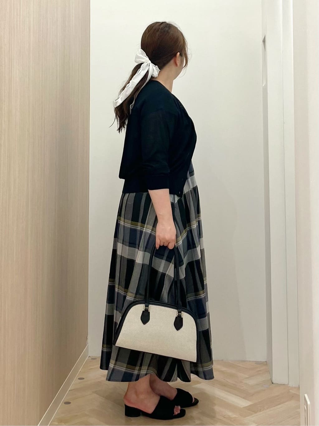 akariさんの「grove｜さっと二の腕カバー　大人な抜け感シアーラグランVネックカーデ」を使ったコーディネート