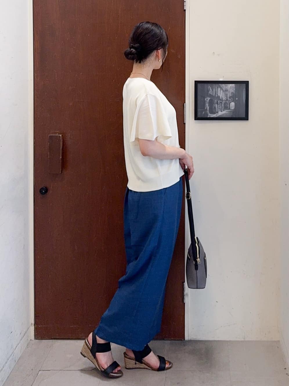 𝐇𝐢𝐫𝐨𝐦𝐢さんの「SHOO･LA･RUE｜【S-LL】二の腕はカバーして魅せる フレアスリーブニット」を使ったコーディネート