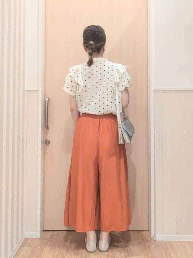 あさんの「SHOO･LA･RUE｜【無地/ドット柄】お袖フリルが華やぐ きれいめブラウス」を使ったコーディネート