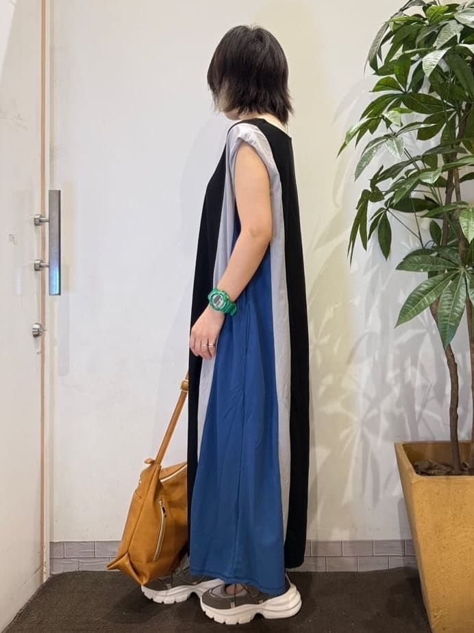 misakiさんの「SHOO･LA･RUE｜【S-LL/ひんやり】全身すっきり見えが楽に叶う サイド切替 バイカラーAラインワンピース」を使ったコーディネート