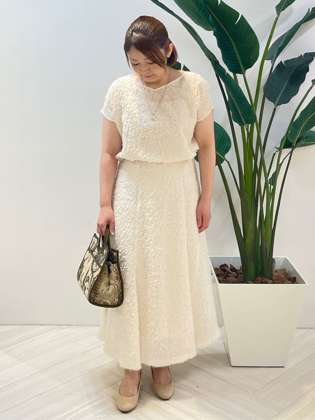 Tomoさんの「UNTITLED｜【セットアップ可/洗える】フェザーフレンチスリーブブラウス」を使ったコーディネート