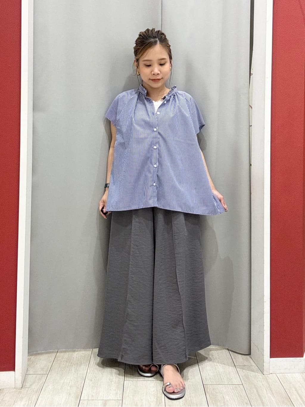 shioさんの「SHOO･LA･RUE｜【洗える/S-LL】プチフリル襟が女性らしい フレンチスリーブシャツ」を使ったコーディネート