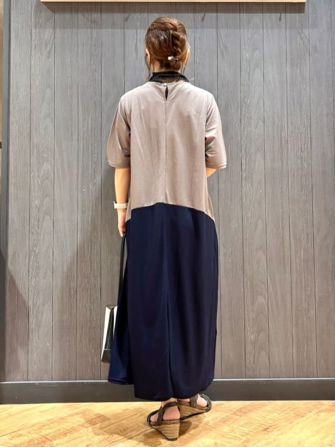 meiさんの「SHOO･LA･RUE｜【ひんやり/体型カバー】さらりと着られる バイカラーAラインワンピース」を使ったコーディネート