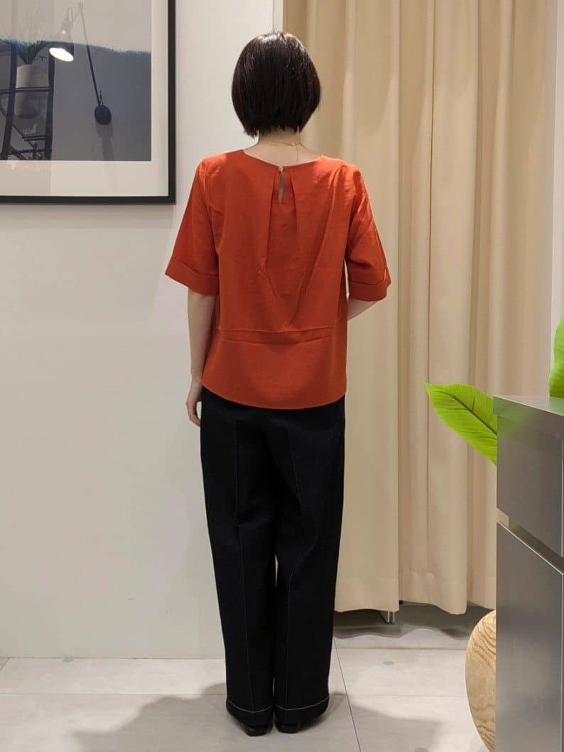 なめさんの「THE SHOP TK｜麻調メッシュブラウス【二の腕カバー/洗える】」を使ったコーディネート